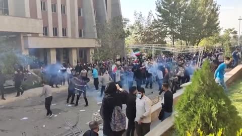 Irão vai começar a julgar em público mil detidos na vaga de protestos