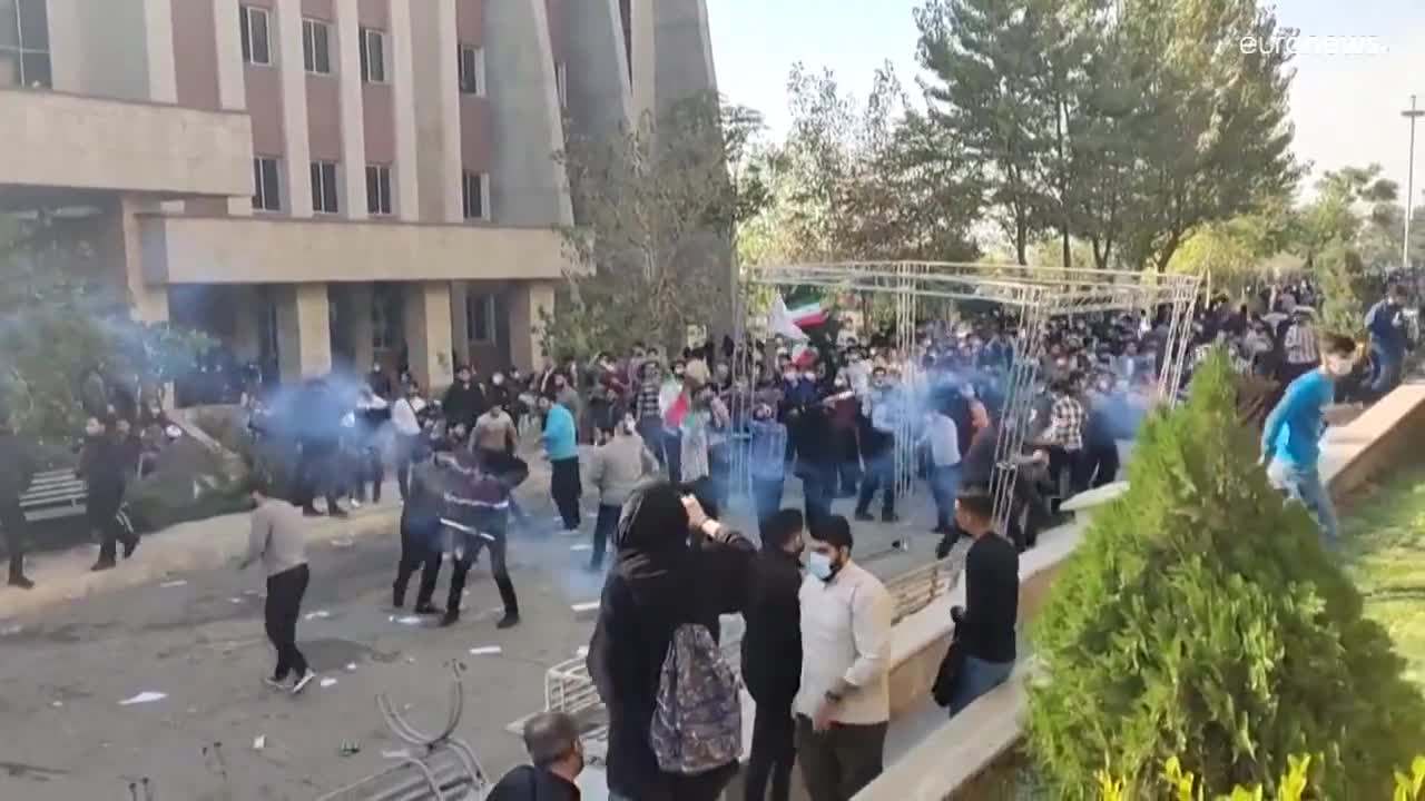 Irão vai começar a julgar em público mil detidos na vaga de protestos