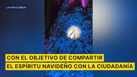 La fachada del Nacimiento de la Sagrada Familia se ilumina por Navidad