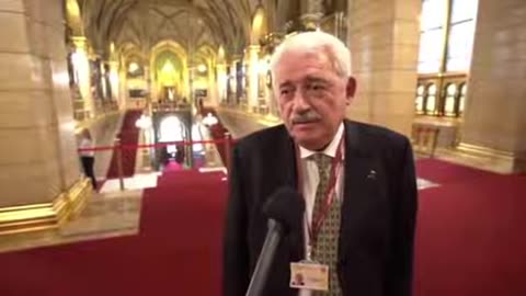 Érdekel valami a politikából, kérdezd őt bátran mindenre válaszol