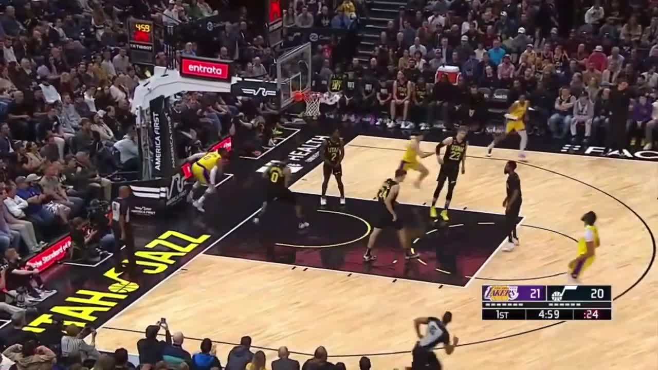 Russell Westbrook was waiting for the timout so he could start celebrating😂