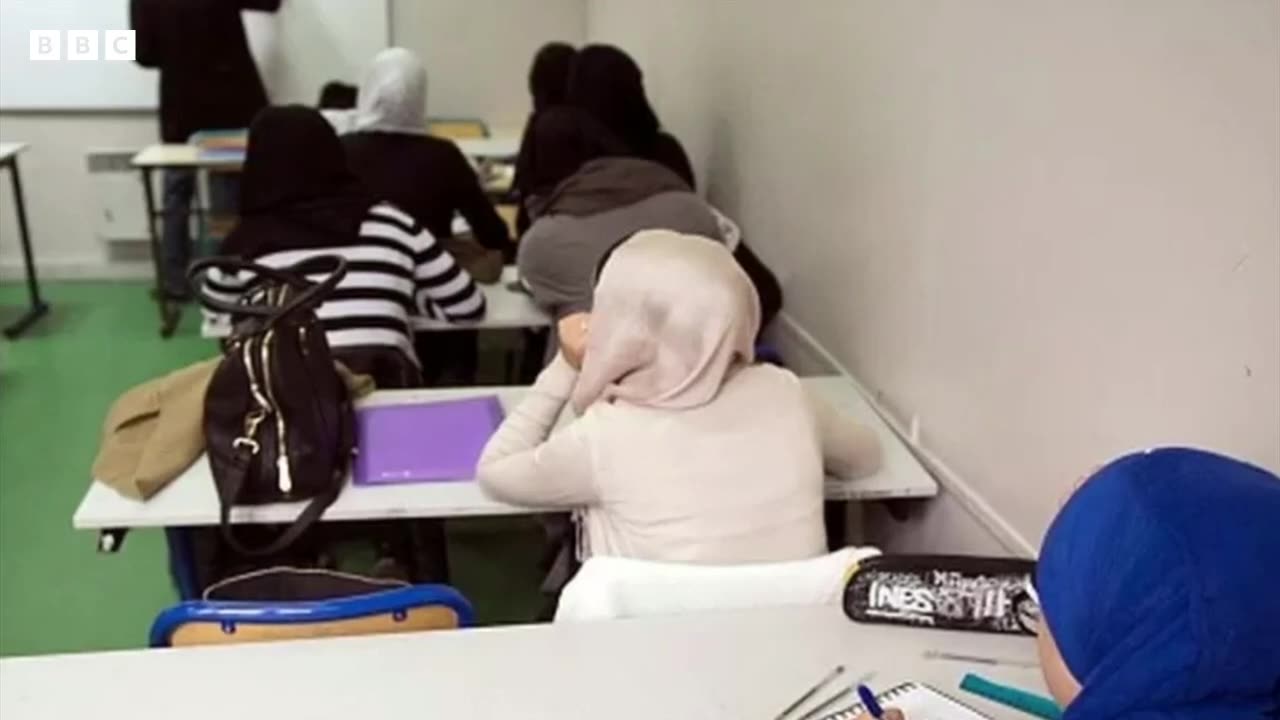 France ban muslim students wearing abayas in state school