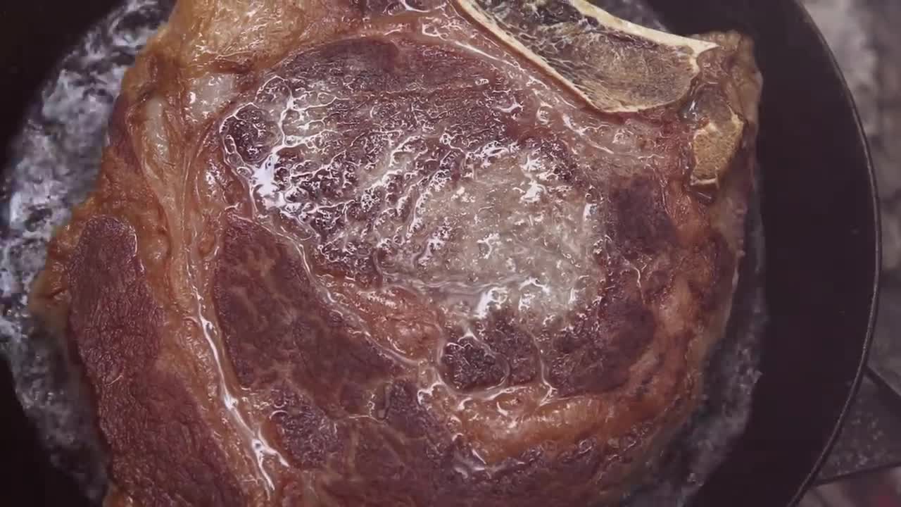 Krustenbattle_ Caveman Steak vs. Eisenpfannensteak ASMR im Wald🔥🔥🔥