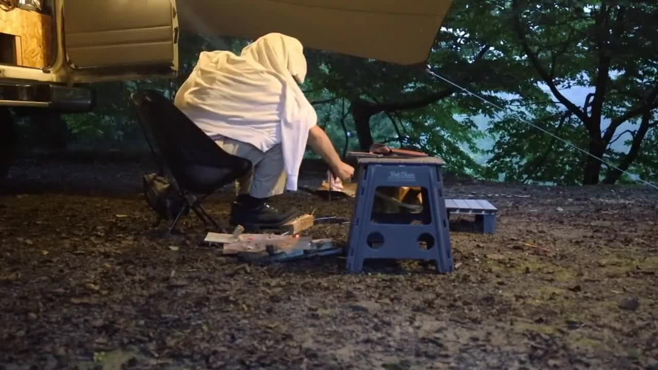 One person's outdoor camping show is just like a quiet camping trip. There is no noise, no complexit