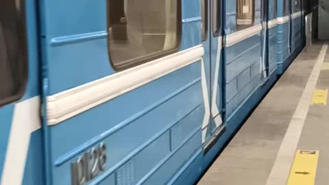 Russian metro in slowmo, Novosibirsk, "October" station.