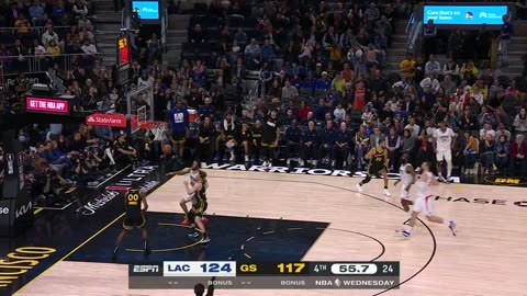 NBA - Steph's 9th triple cuts it to 4!