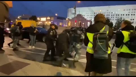 In Moskau werden einige Teilnehmer von Antimobilisierungsaktionen wie üblich aus der Menge gerissen