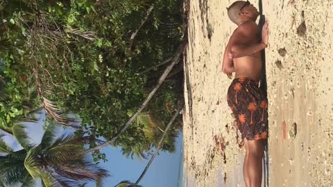 PUSH UPS ON THE ISLA