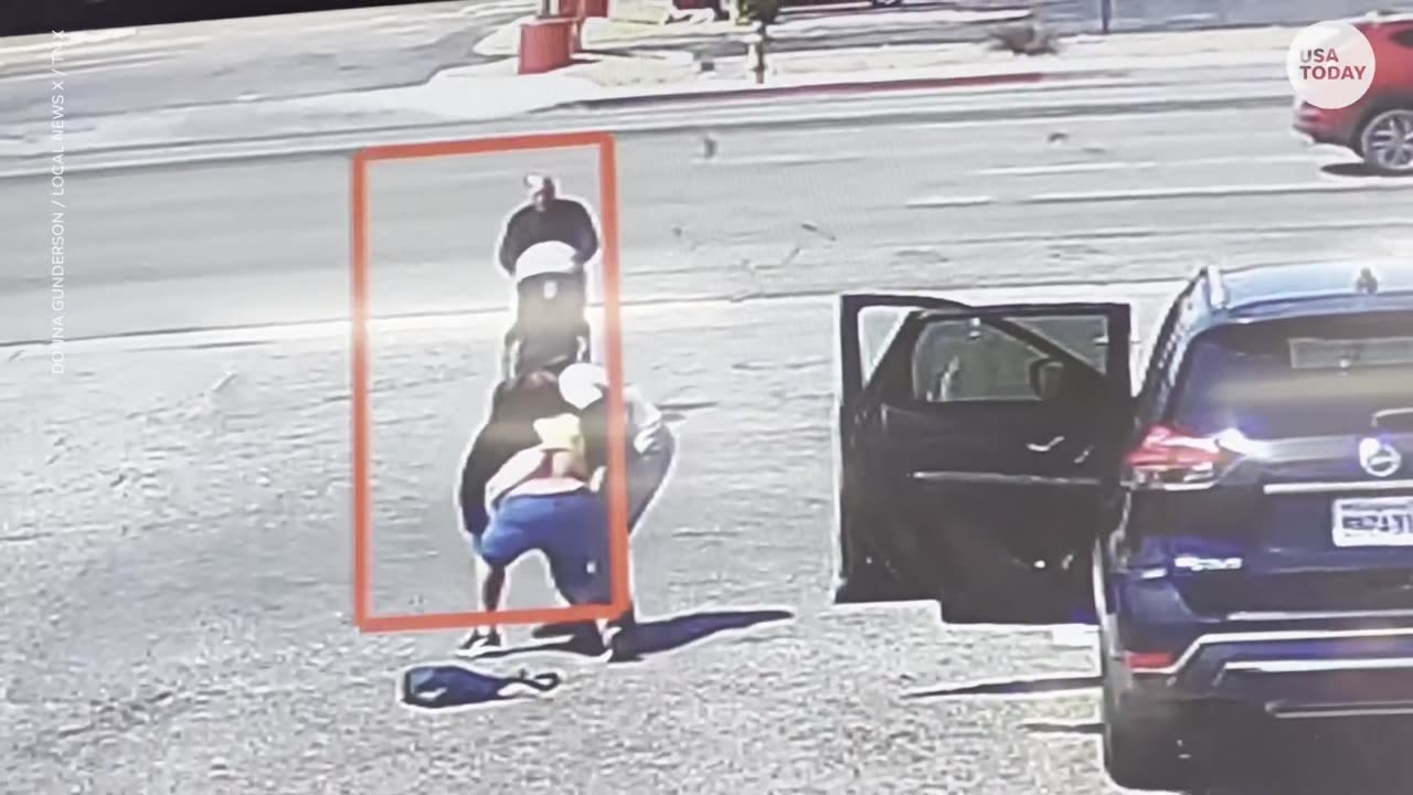 Good Samaritan rescues baby stroller from rolling into traffic | USA TODAY