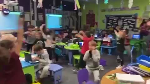 Children in Las Vegas rejoice as the teacher announces mask mandates are to be lifted