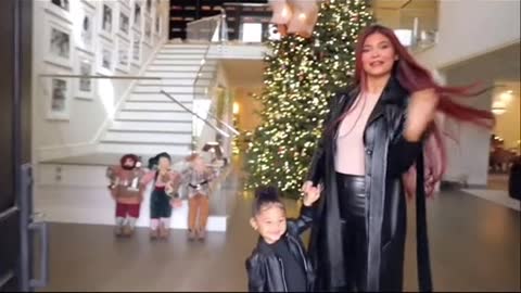Kylie Jenner*Shows*Her $ 25 Million Mansion