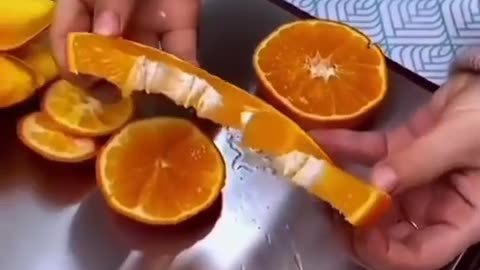 How to cut this fruit?