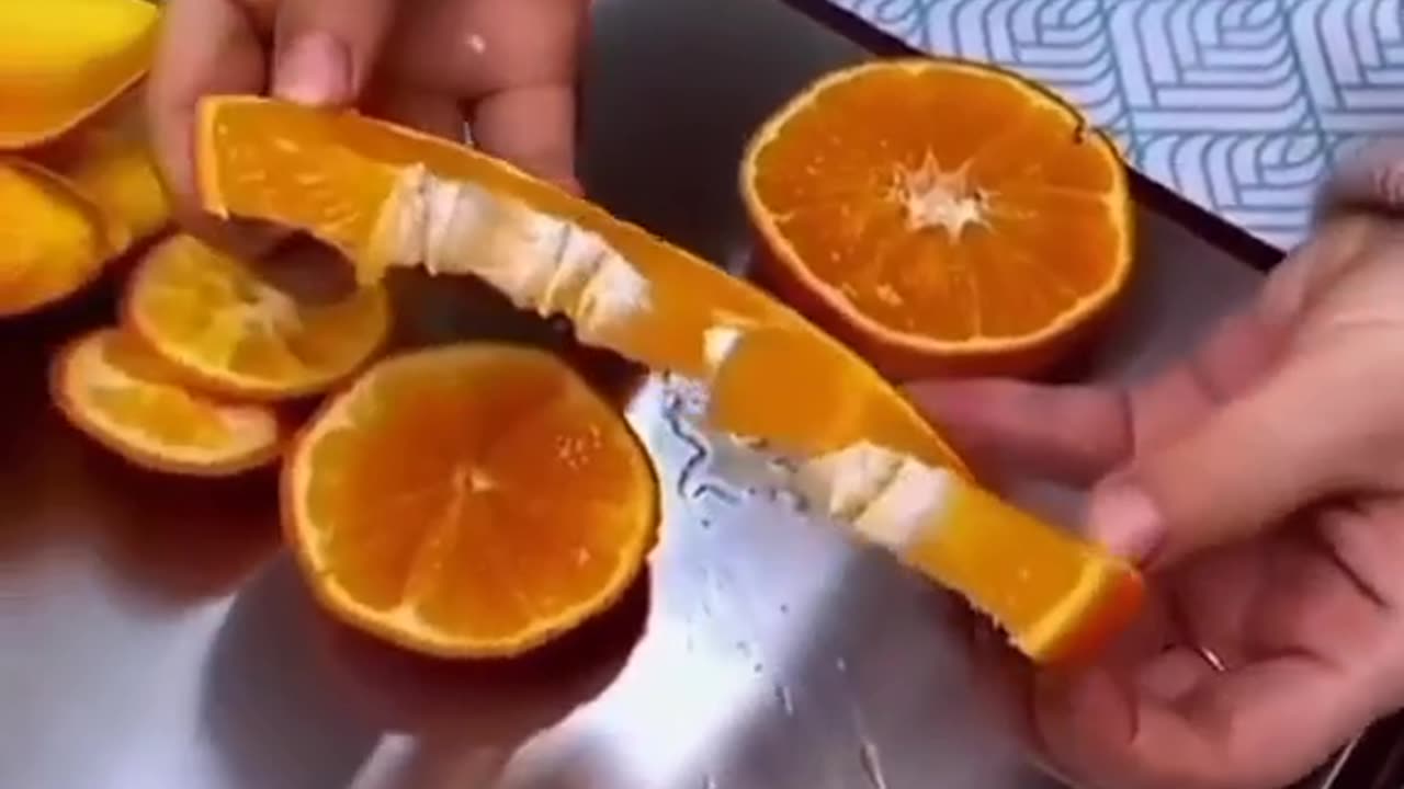 How to cut this fruit?