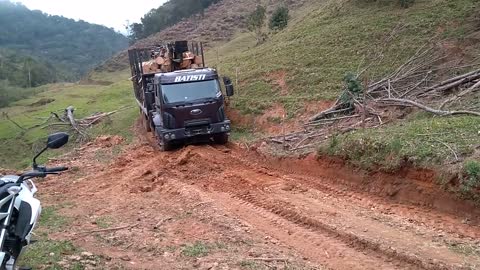 Ford cargo 3133 6x4 no atoleiro