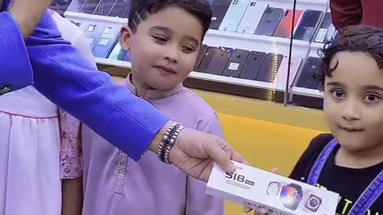 question ❓ answer 😨 for gift 🎁 watch chhote bade bhai zamzam electronic mobile shop UAE Dubai city