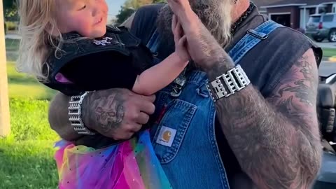 This little girl wants to be just like her biker family 🏍❤️