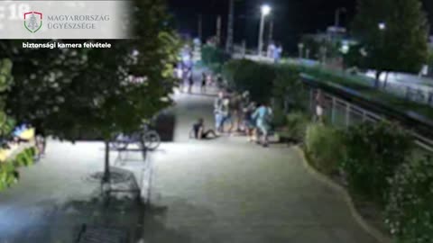 Bokszbemutatóval örvendeztettek meg egy menyasszonyt a lellei sétálóutcán