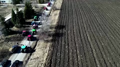 Bulgarian farmers blockade roads across country