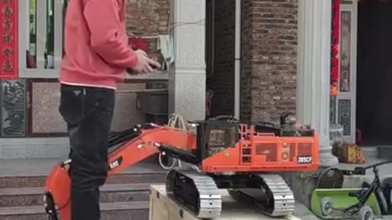 Excavadora CAT 385CF a escala 1/8