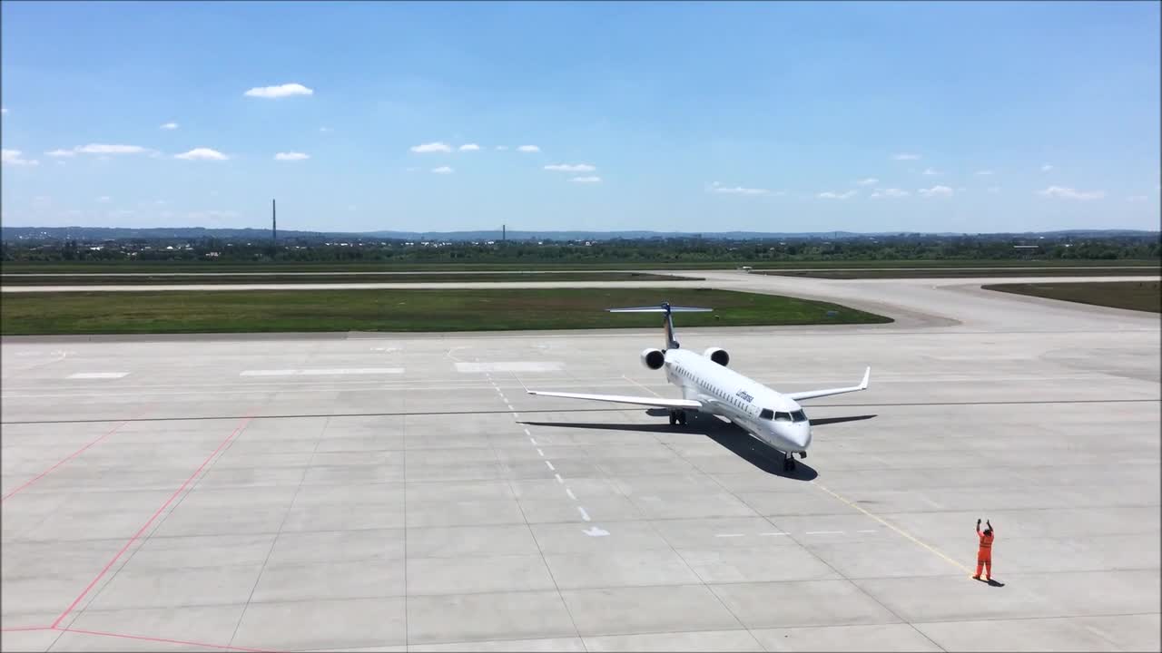 Landing and stopping a commercial plane with the help of a pilot