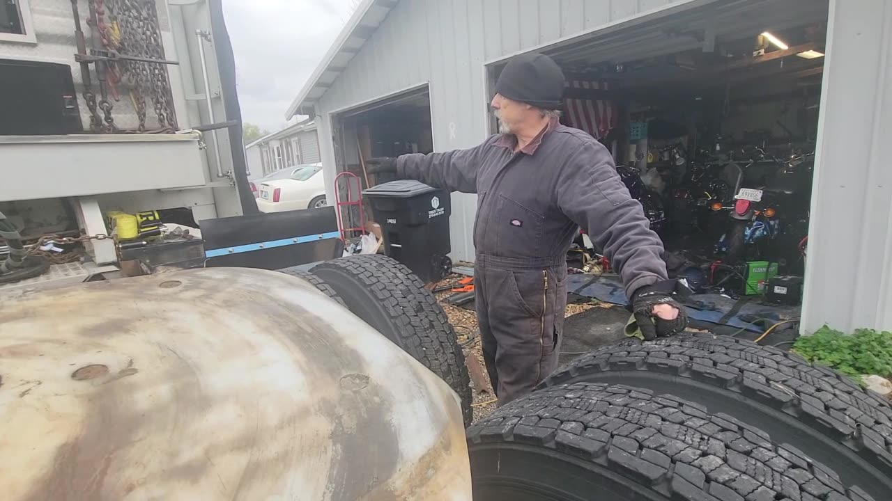 STATIONARY FIFTH WHEEL on the FREIGHTLINER
