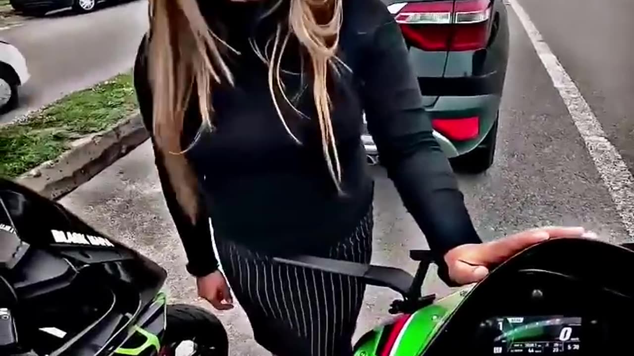 C𝐮𝐭𝐞 𝐠𝐢𝐫𝐥 𝐧𝐞 𝐁𝐢𝐤𝐞𝐫 𝐤𝐨 𝐂𝐨𝐟𝐟𝐞𝐞 𝐨𝐟𝐟𝐞𝐫 𝐤𝐢𝐲𝐚😍 #cutegirlrection #bike #rider