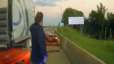 Lady Flees From Traffic Stopp🚏- Slams
