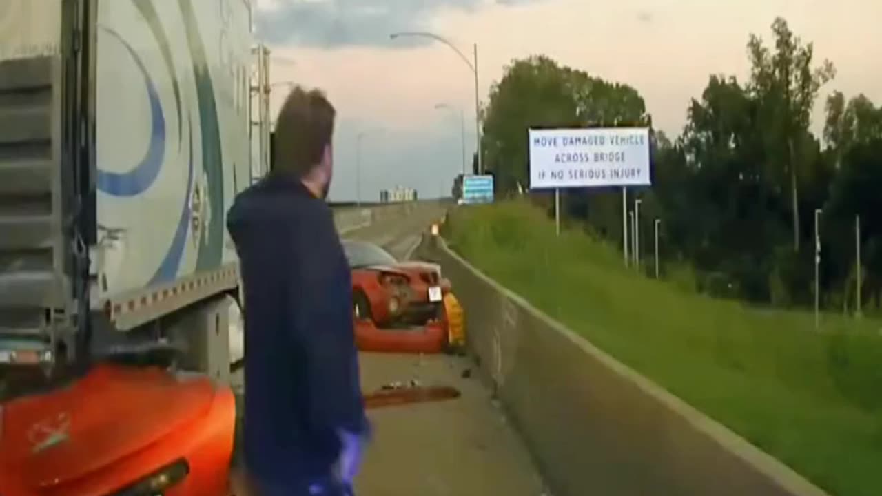 Lady Flees From Traffic Stopp🚏- Slams