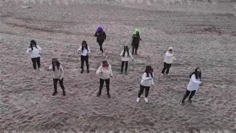 Mujeres antifeminismo cantan: "El comunismo es opresor, injusto y acosador"