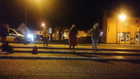 Frauen Bustour Demo in Marburg mit Eva Rosen, Alexandra Motschmann und Anna am 26.12.2020