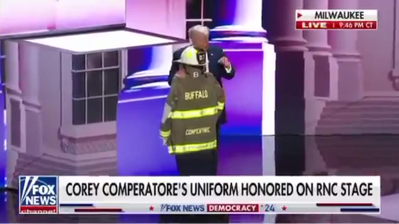 “美國共和黨全國代表大會RNC系列四_感人細節”川普在RNC大會上向犧牲的消防員致意