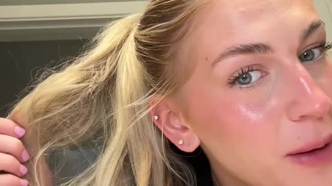 Girl Finds Dead Lizard In Hair