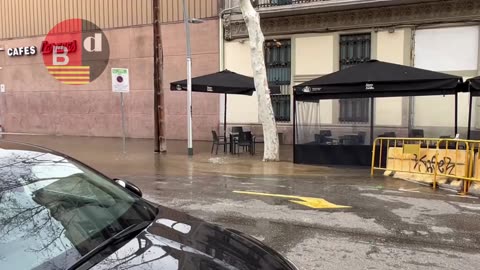 Una fuga de agua inunda la calle Pamplona, ​​en La Llacuna del Poblenou