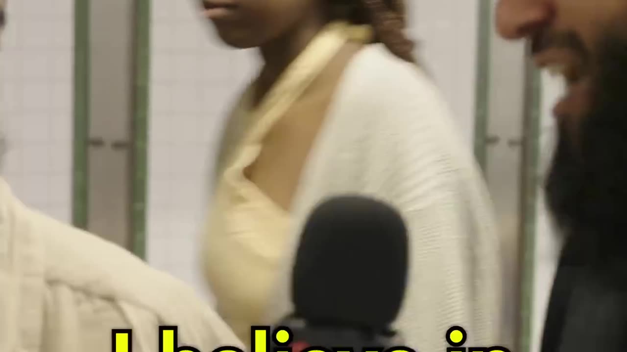 Muslim convince Jews to accept Islam