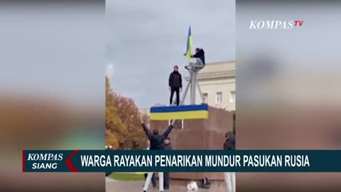 Rusia Tarik Pasukannya, Inilah Momen Bahagia Warga Kota Kherson Kibarkan Bendera Ukraina!