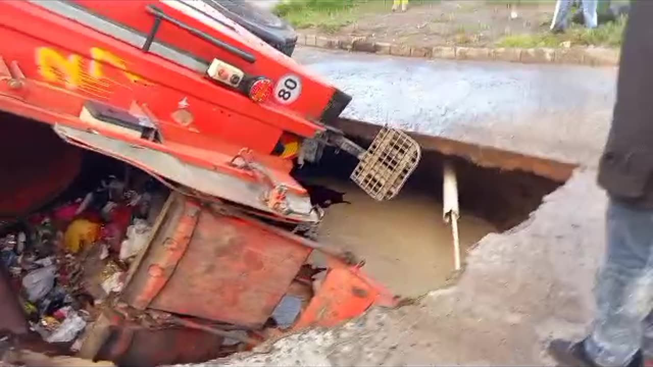 City vullis van sinks as Lavender Hill road collapses