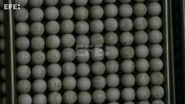 Los bombos de la Lotería de Navidad ya esperan en el Teatro Real de Madrid