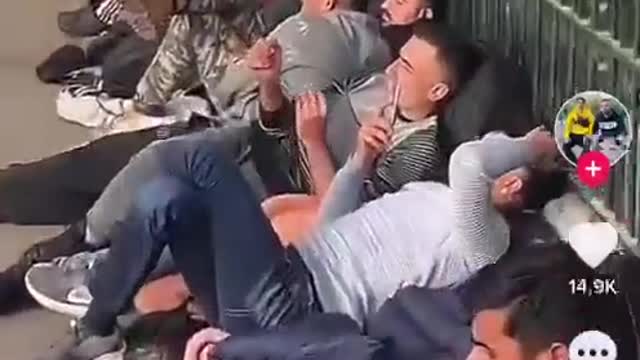 ΣΤΟ ΜΕΤΑΞΥ ΣΤΟ ΠΑΡΙΣΙ.