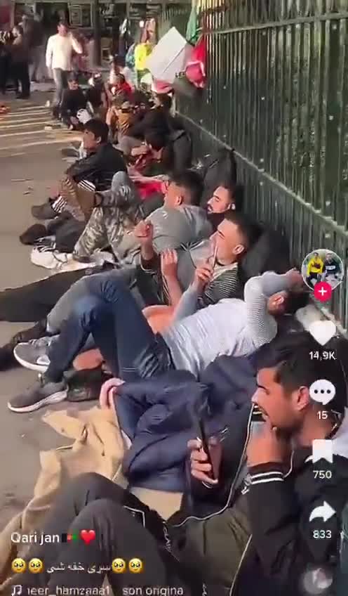 ΣΤΟ ΜΕΤΑΞΥ ΣΤΟ ΠΑΡΙΣΙ.