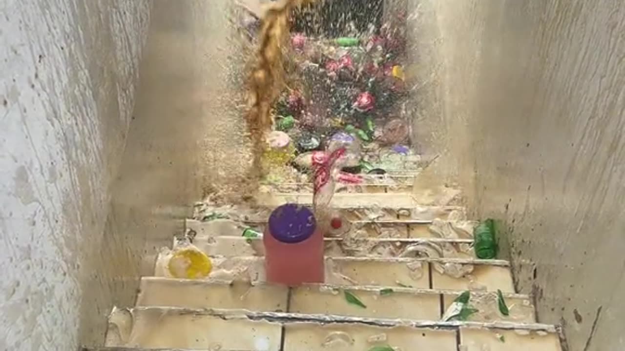 Garrafa na escada. Bottle on stairs