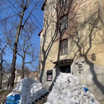 That's how Locals are trying to prepare defences of the city.