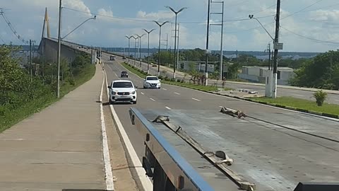 Ponte sobre o rio negro.