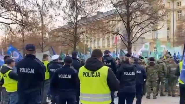 Poland: mass protest of police servicemens and servicewomens to rise their wages