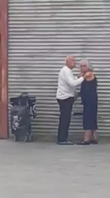 Idosa faz trabalho manual em plena rua