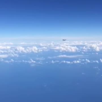 Ruská stíhačka SU 27 blokuje americký letun F15 nad Baltickým mořem