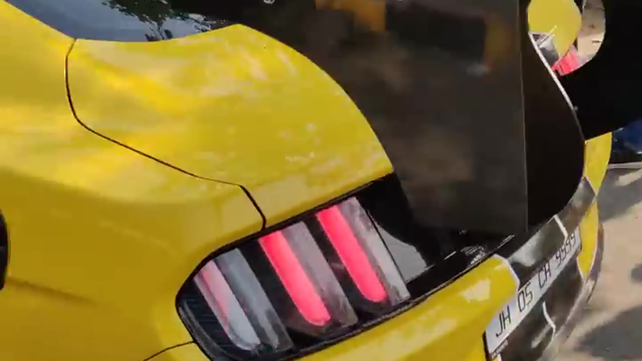 Ford Mustang crazy exhaust sound and burn out