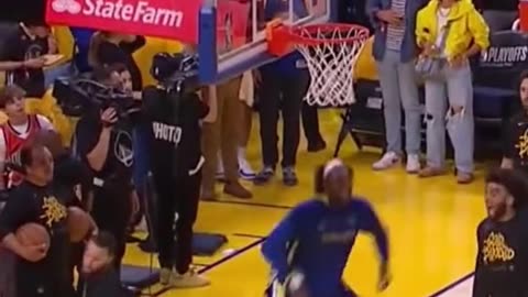 Steph Curry having fun pregame👏 (via @nbcsportsauthentic) #stephcurry #NBA #trickshot #nbaplayoffs