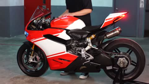 Superbike BMW HP4 RACE & Ducati 1299 Superleggera
