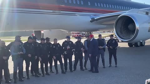 🦅Prior to boarding Trump Force One, PDJT thanks law enforcement in Virginia