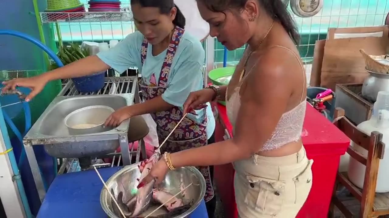 HARDEST Working Street Food Chef in Pattaya (Thailand) Is BACK!